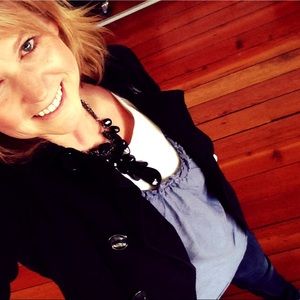 ❣️Old Navy top 100% cotton. Great look layered.